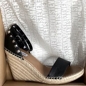 STEVE MADDEN BLACK WEDGE SANDAL